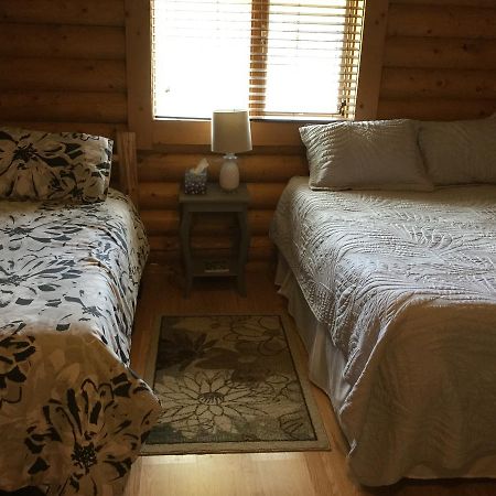 Folding Mountain B & B フォート・ネルソン エクステリア 写真
