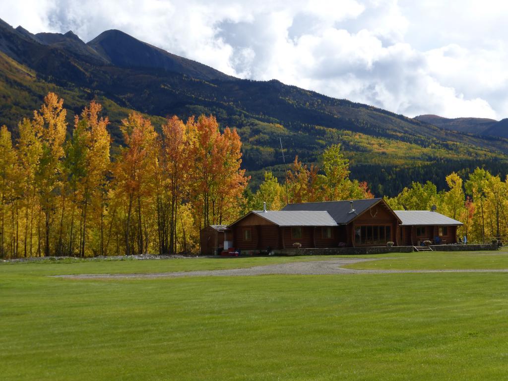 Folding Mountain B & B フォート・ネルソン エクステリア 写真