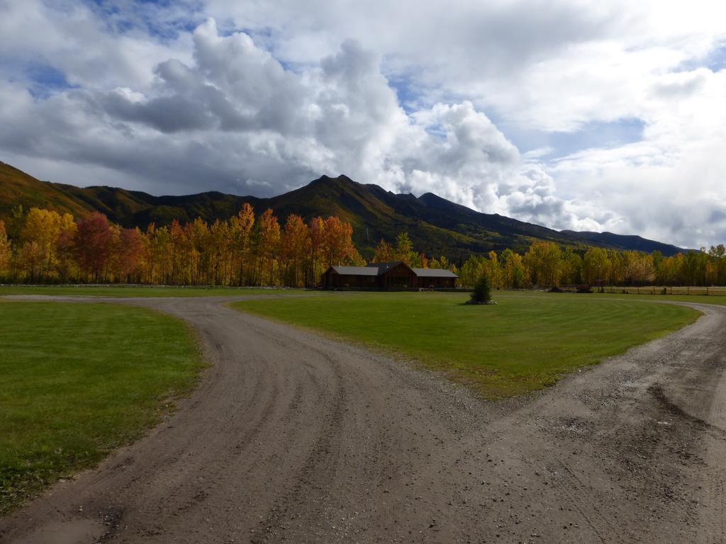 Folding Mountain B & B フォート・ネルソン エクステリア 写真