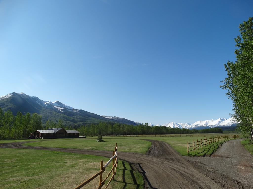 Folding Mountain B & B フォート・ネルソン エクステリア 写真