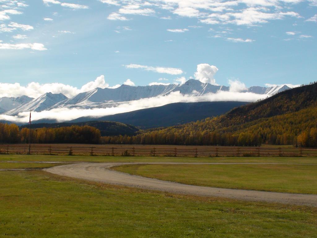 Folding Mountain B & B フォート・ネルソン エクステリア 写真