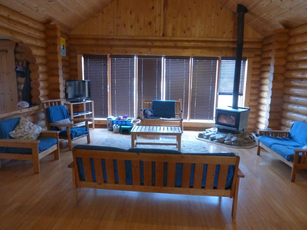 Folding Mountain B & B フォート・ネルソン エクステリア 写真