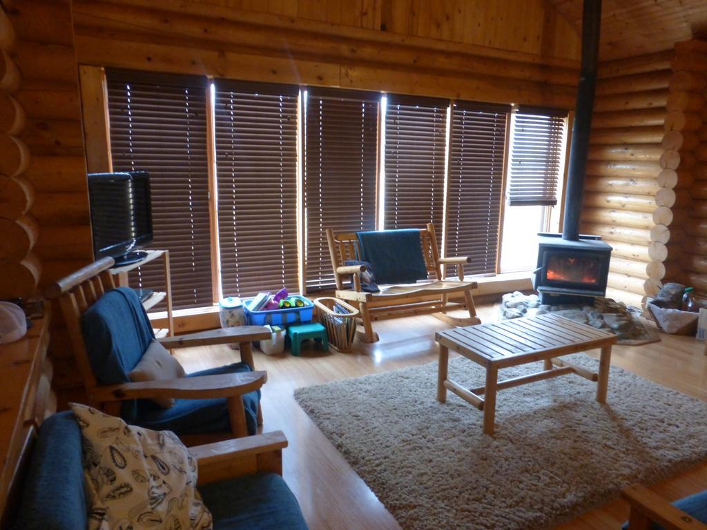 Folding Mountain B & B フォート・ネルソン エクステリア 写真