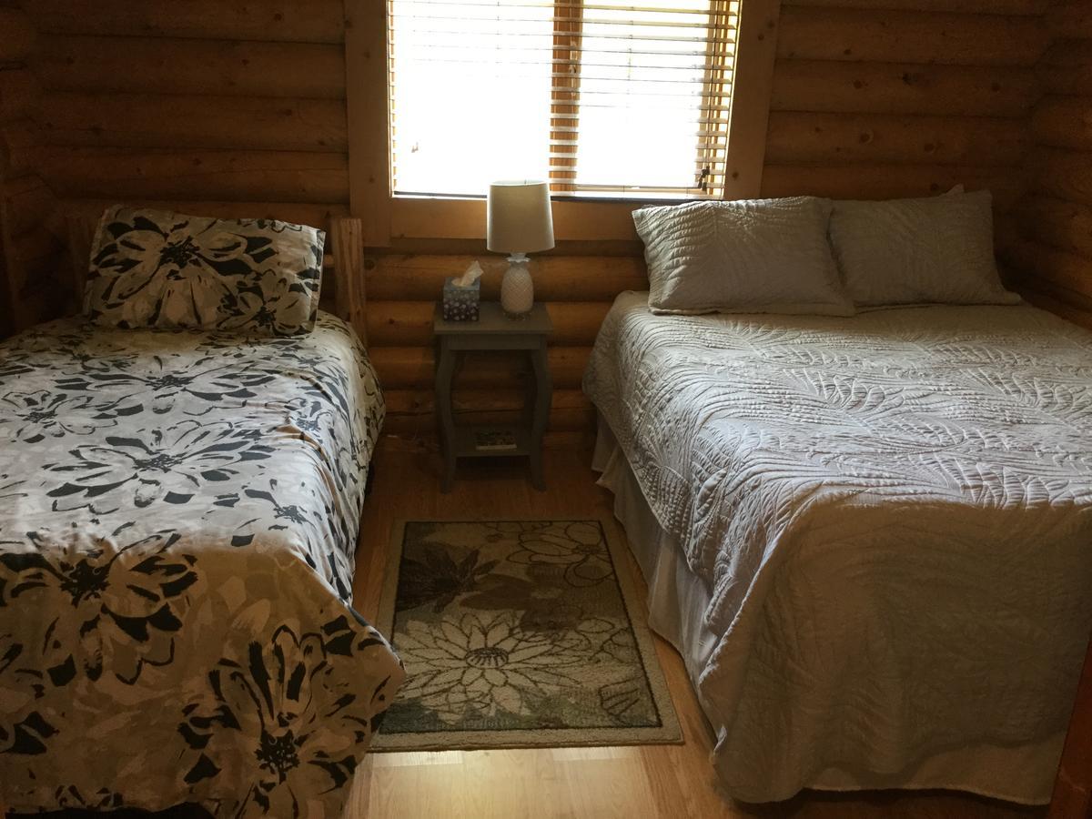 Folding Mountain B & B フォート・ネルソン エクステリア 写真