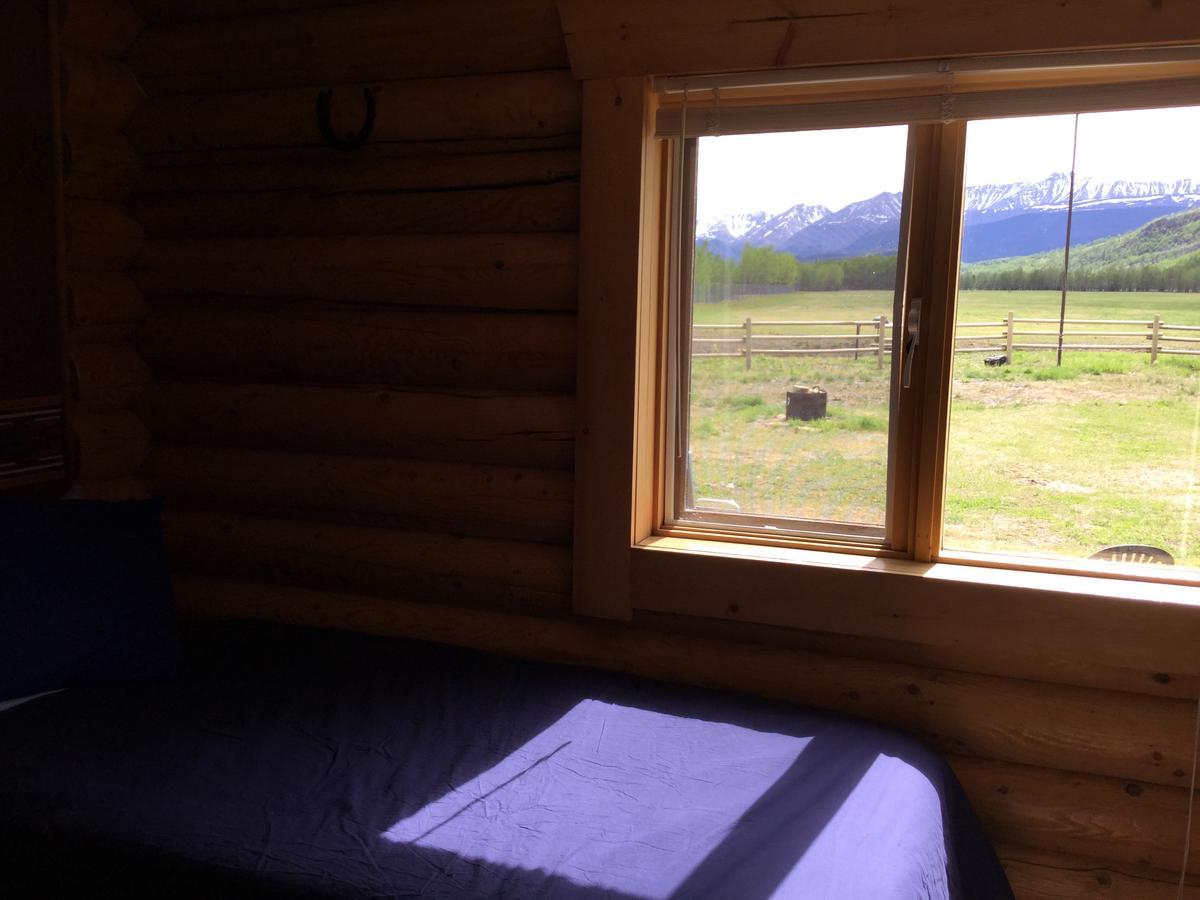 Folding Mountain B & B フォート・ネルソン エクステリア 写真
