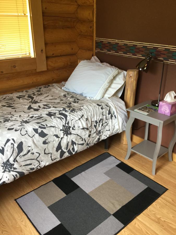Folding Mountain B & B フォート・ネルソン エクステリア 写真