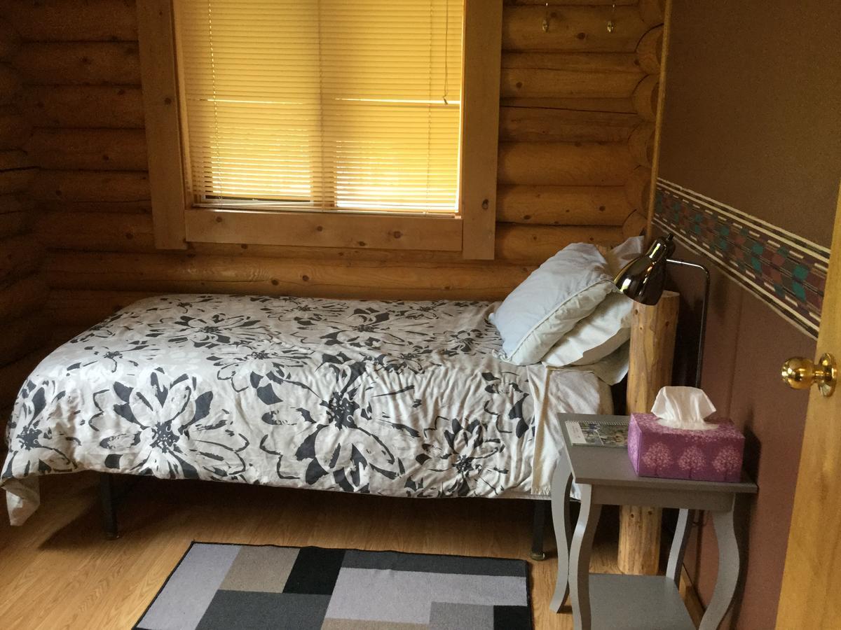Folding Mountain B & B フォート・ネルソン エクステリア 写真