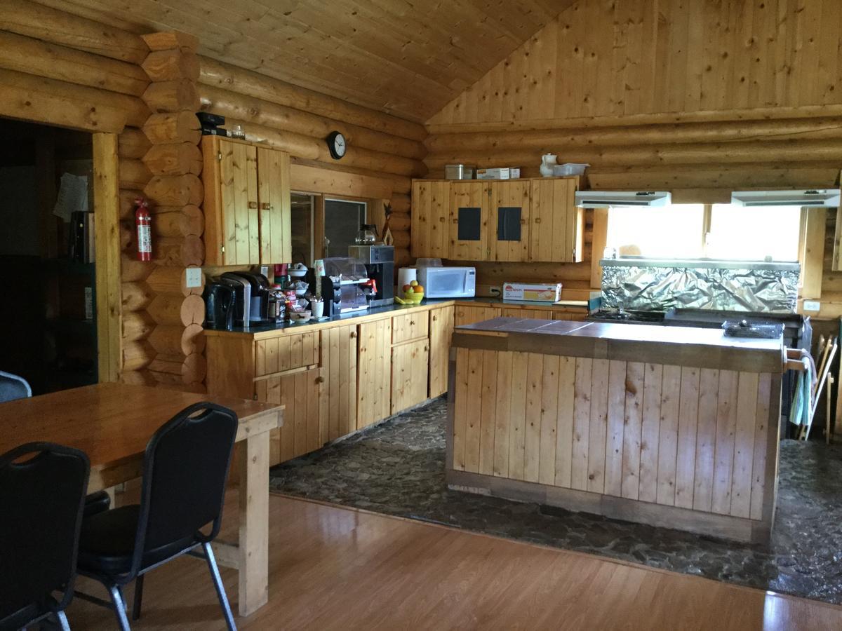 Folding Mountain B & B フォート・ネルソン エクステリア 写真