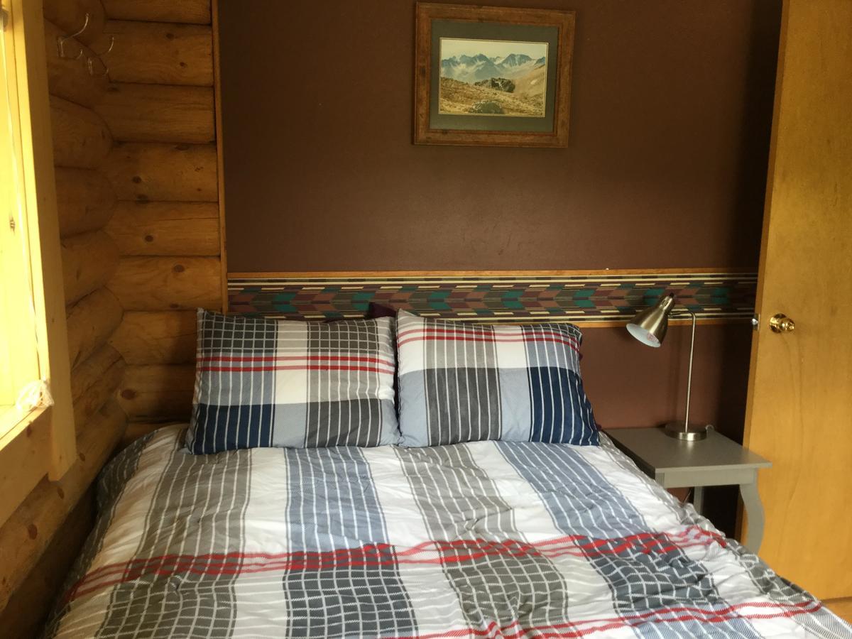 Folding Mountain B & B フォート・ネルソン エクステリア 写真