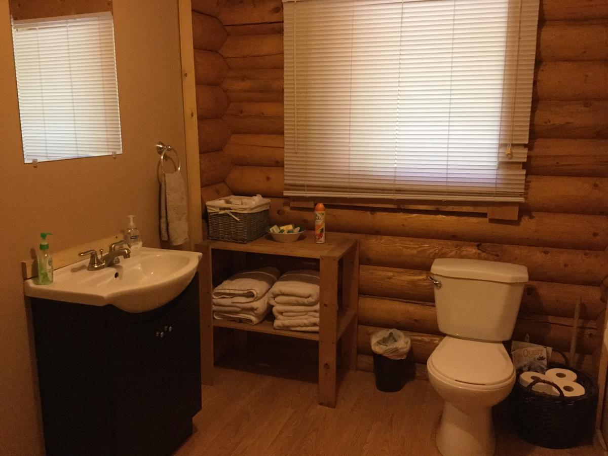 Folding Mountain B & B フォート・ネルソン エクステリア 写真