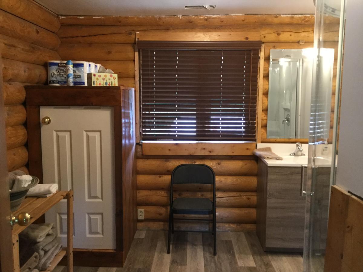 Folding Mountain B & B フォート・ネルソン エクステリア 写真