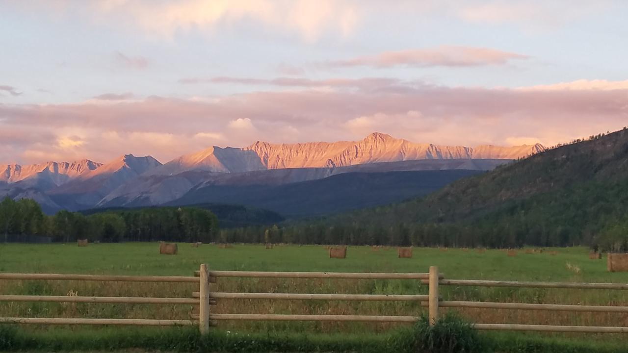 Folding Mountain B & B フォート・ネルソン エクステリア 写真