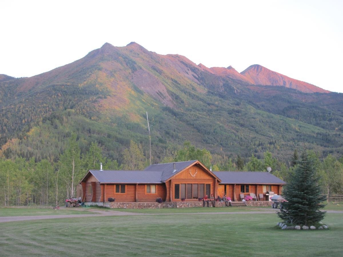 Folding Mountain B & B フォート・ネルソン エクステリア 写真