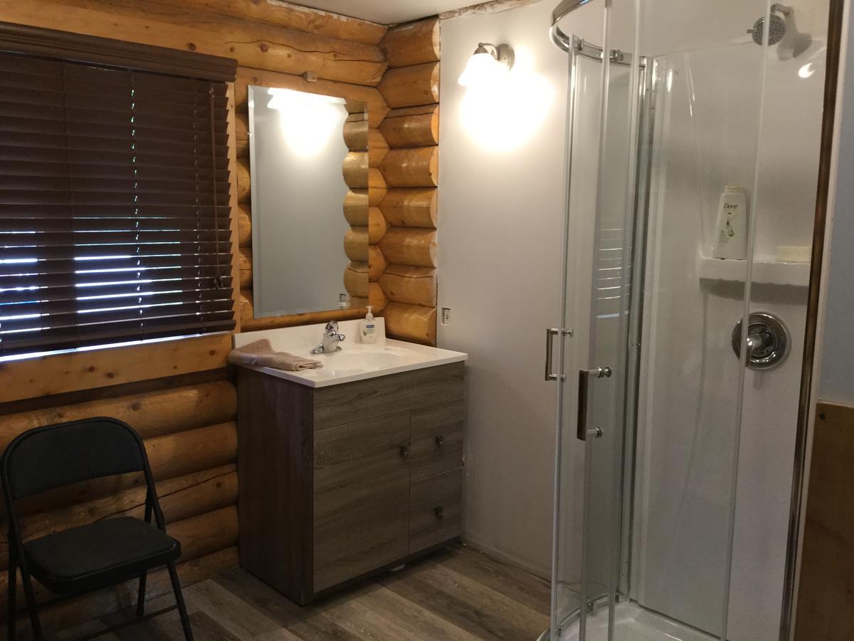 Folding Mountain B & B フォート・ネルソン エクステリア 写真