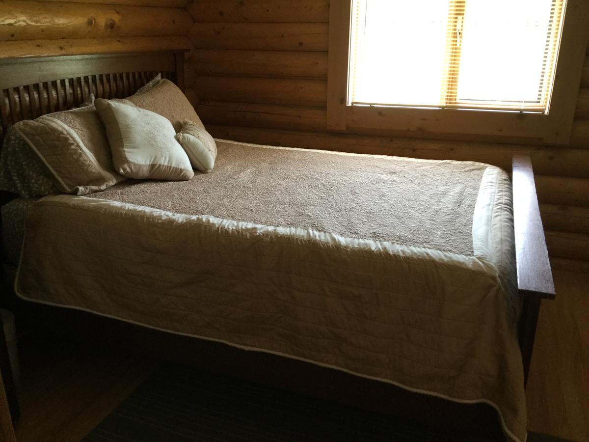 Folding Mountain B & B フォート・ネルソン エクステリア 写真