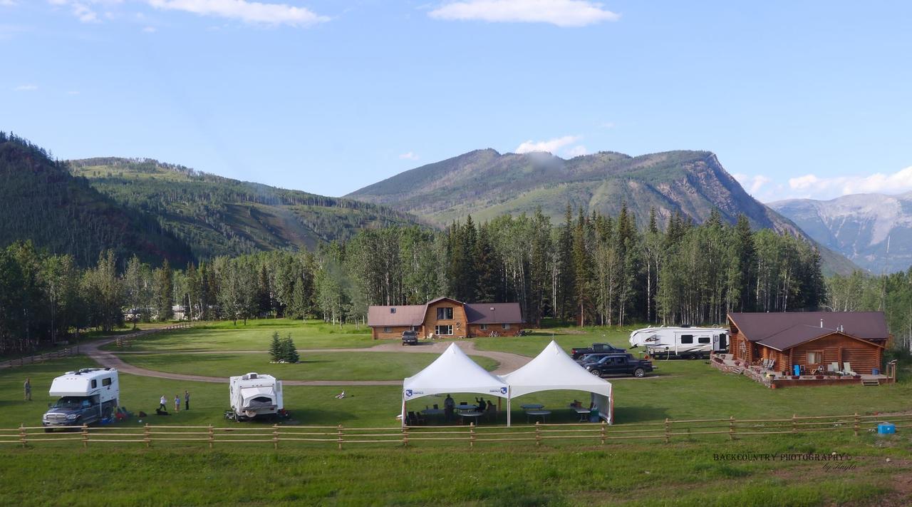 Folding Mountain B & B フォート・ネルソン エクステリア 写真