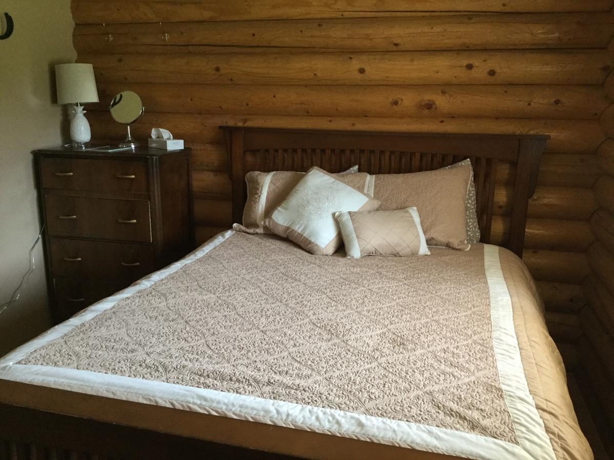 Folding Mountain B & B フォート・ネルソン エクステリア 写真