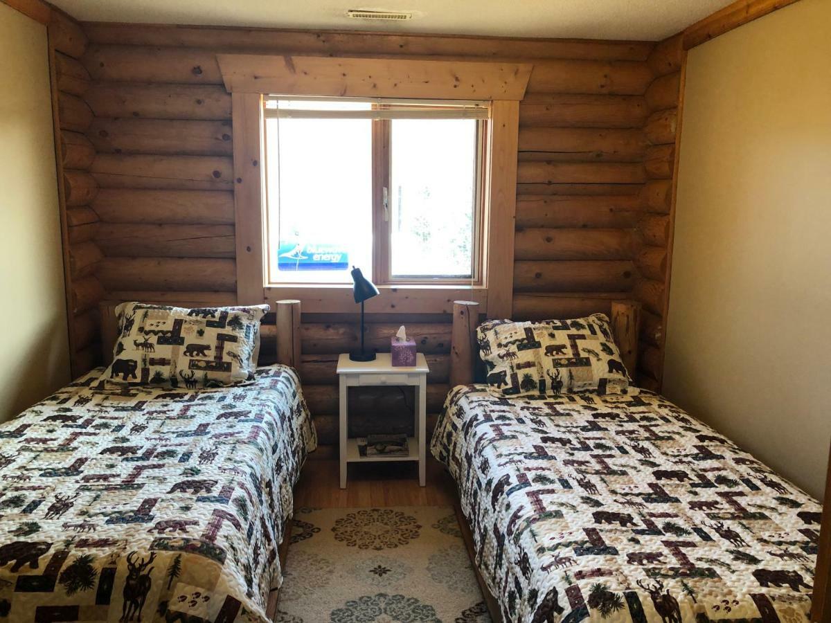 Folding Mountain B & B フォート・ネルソン エクステリア 写真